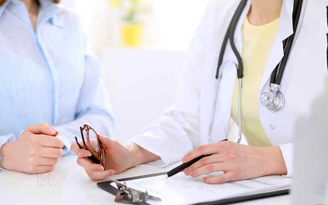 Gyno surgeon consultation for fibroids, ovarian cysts, pelvic pain, heavy menstrual bleeding, and treatment planning at a women’s health clinic in Mukundapur, Kolkata.